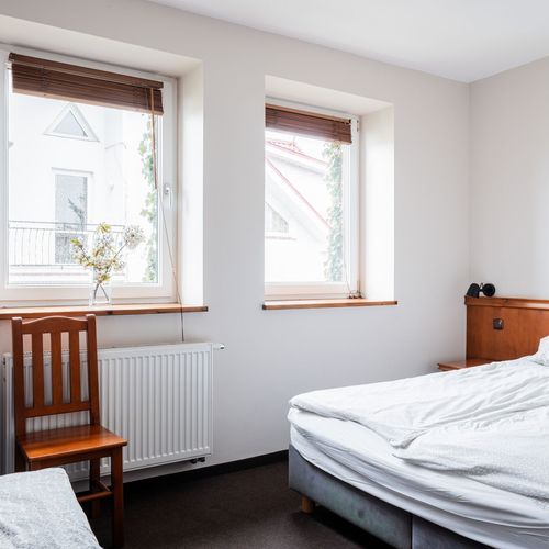 Camera twin cu balcon cu chicinetă comună