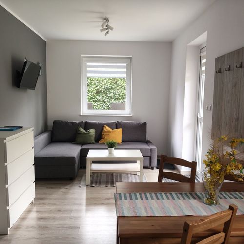 Apartament la parter cu terasă cu 2 camere pentru 4 pers.