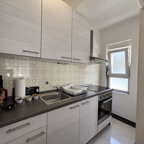 Apartament la parter cu vedere spre grădină cu 2 camere pentru 4 pers.