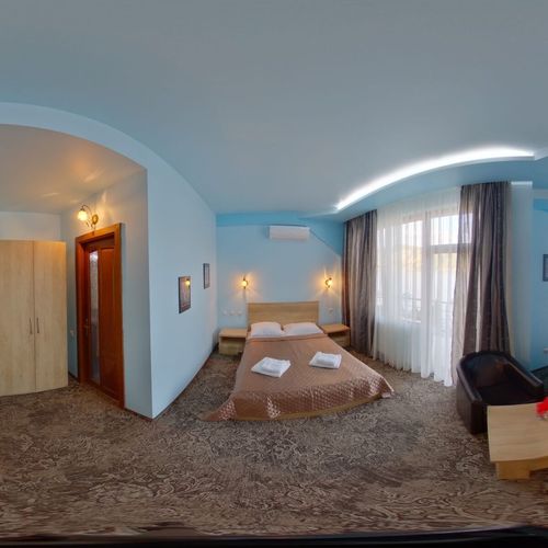 Camera dubla la etaj cu vedere spre râu