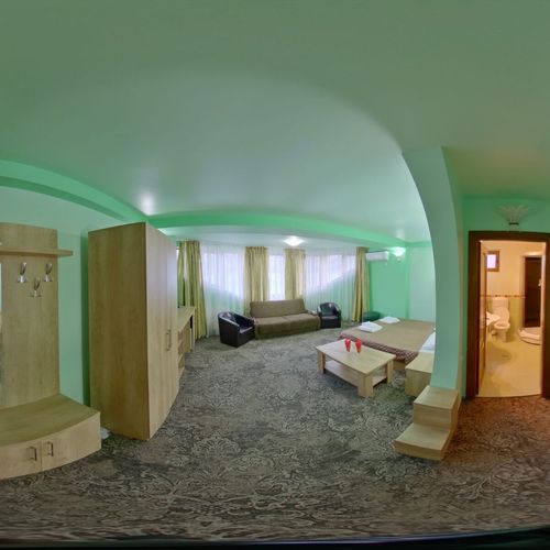 Camera dubla la parter cu vedere spre râu