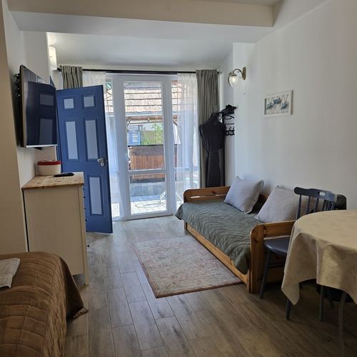 Apartament la parter cu bucătărie proprie cu 1 camera pentru 2 pers. (se poate solicita pat suplimentar)