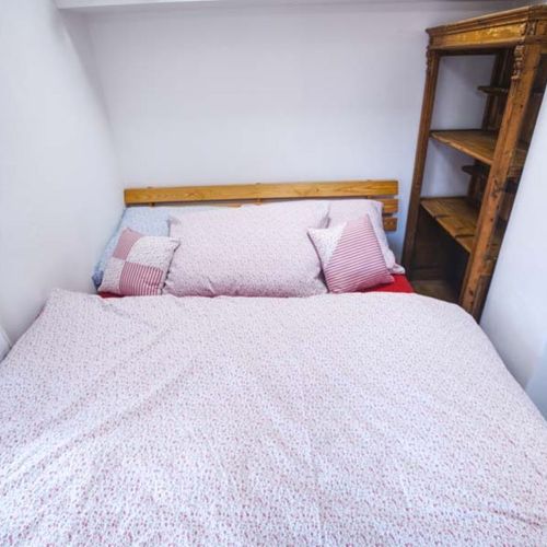 Apartament cu duș cu chicinetă proprie cu 1 camera pentru 2 pers. (se poate solicita pat suplimentar)