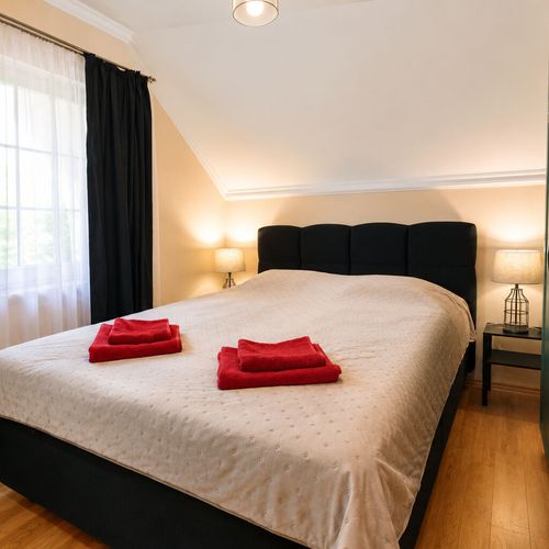 Apartament la etaj la parter cu 2 camere pentru 4 pers.