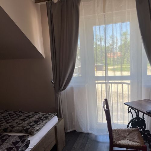 Camera dubla la mansardă cu vedere spre oraș