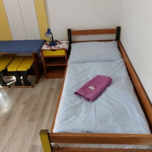 Pokoj se společnou koupelnou  pro 3 os.