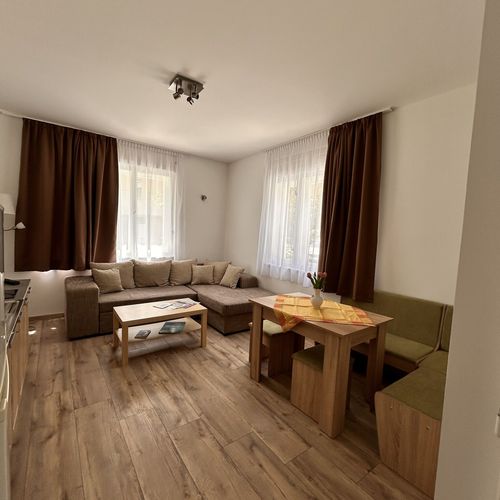 Apartament cu vedere spre curte pentru 4 pers. (se inchirieaza doar integral)