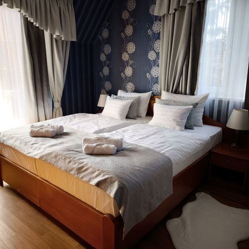Apartament 4-osobowy na piętrze pokój od strony basenu z 2 pomieszczeniami sypialnianymi