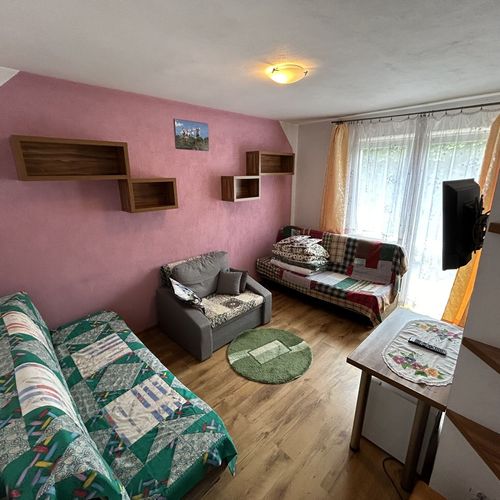 Camera cvadrupla la etaj cu vedere spre munte (se poate solicita pat suplimentar)