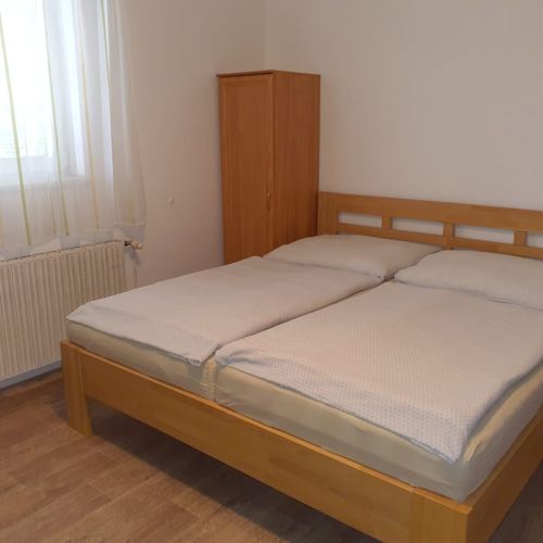 Pokoj pro 3 os. s výhledem do zahrady na přízemí (s možností přistýlky)