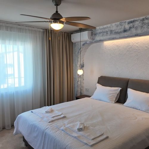 Apartament la etaj cu vedere spre mare cu 2 camere pentru 4 pers.