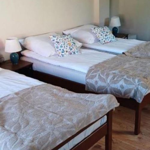 Camera cvadrupla la parter cu chicinetă proprie