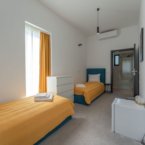 Camera twin la parter accesibil(ă) persoanelor cu dizabilități