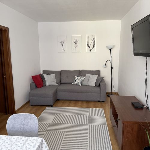 Apartament tourist la etaj pentru 4 pers. (se inchirieaza doar integral)
