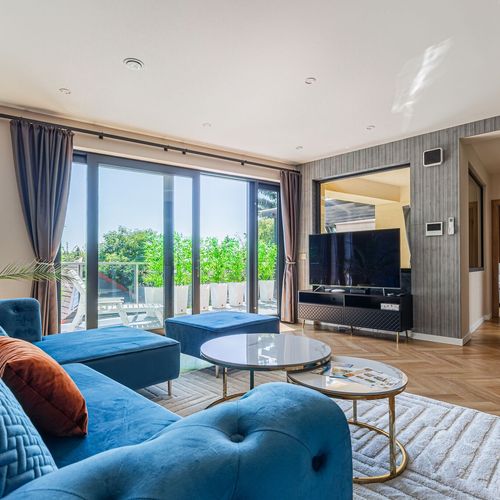 Apartament penthouse lux pentru 2 pers. (se inchirieaza doar integral)