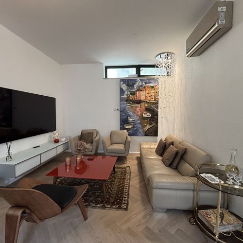 Apartament la parter cu vedere spre mare cu 3 camere pentru 5 pers.