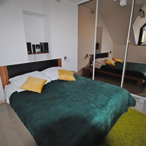 Apartman pro 6 os. se 2 ložnicemi s výhledem na hory na poschodí