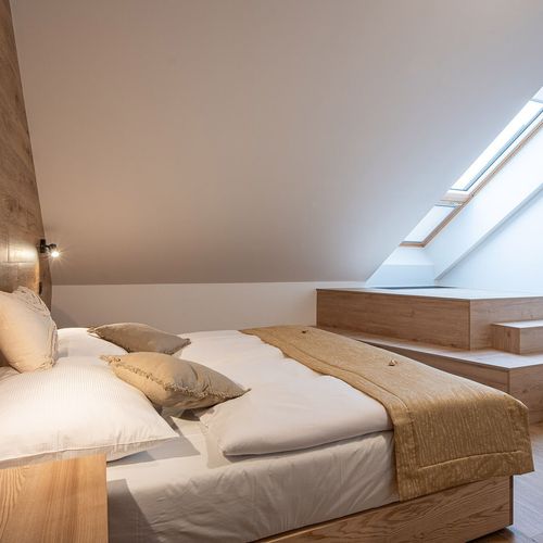 Lux Apartman s manželskou postelí s 1 ložnicí na poschodí (s možností přistýlky)