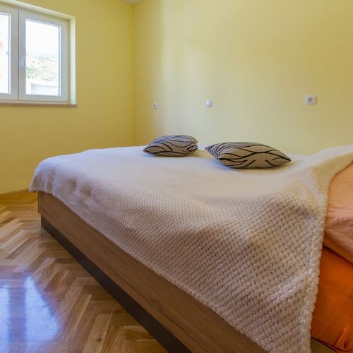 Apartament la etaj cu vedere spre mare cu 2 camere pentru 4 pers.