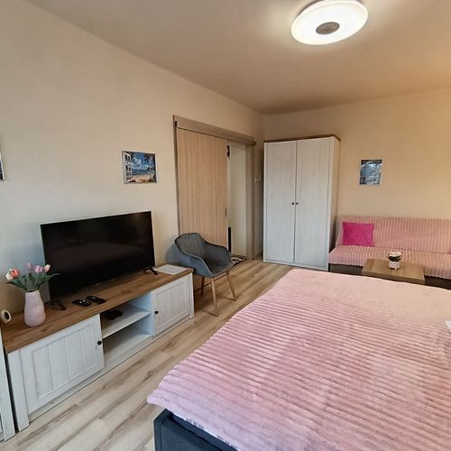 Apartament la etaj cu vedere spre parc pentru 5 pers. (se inchirieaza doar integral)