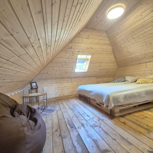 Cabană cu vedere spre pădure cu vedere spre munte pentru 6 pers. (se inchirieaza doar integral)