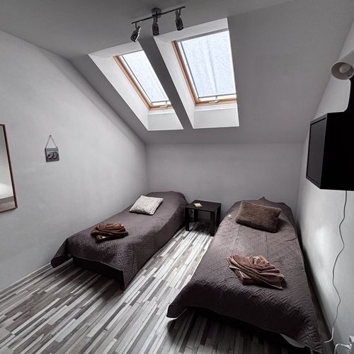 Apartament la etaj cu balcon cu 2 camere pentru 4 pers. (se poate solicita pat suplimentar)