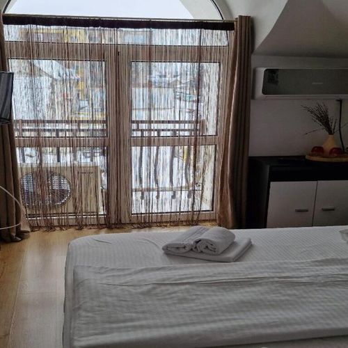 Camera dubla la etaj cu vedere spre curte
