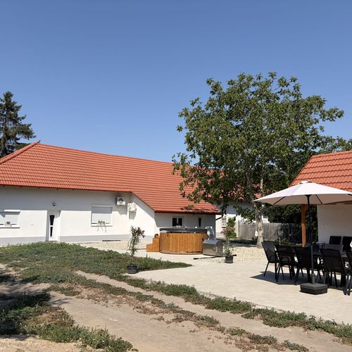 Casă de oaspeți familial(ă) cu vedere spre curte pentru 8 pers. (se inchirieaza doar integral) (se poate solicita pat suplimentar)