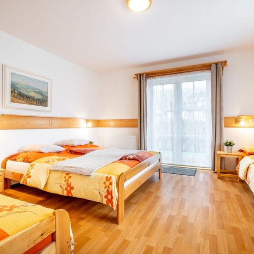 Apartament la etaj cu vedere spre munte cu 1 camera pentru 5 pers.