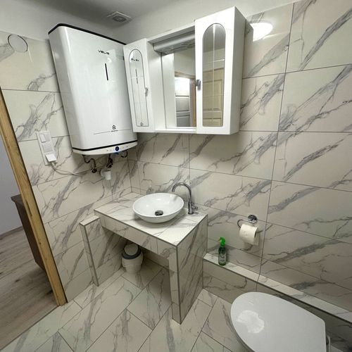 Apartman pro 5 os. se 2 ložnicemi s výhledem na řeku na poschodí