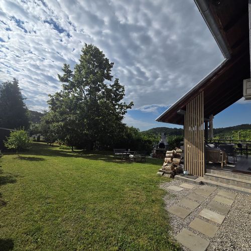 Vilă familial(ă) cu vedere spre pădure pentru 8 pers. (se inchirieaza doar integral)