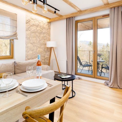 Apartman s balkónem pro 4 os. se 2 ložnicemi na poschodí