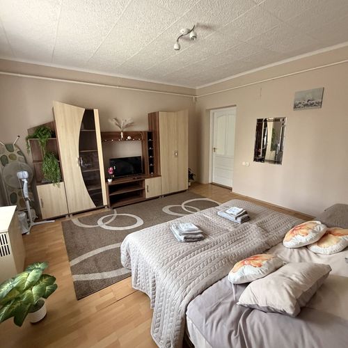 Apartament la parter cu vedere spre grădină cu 3 camere pentru 7 pers.