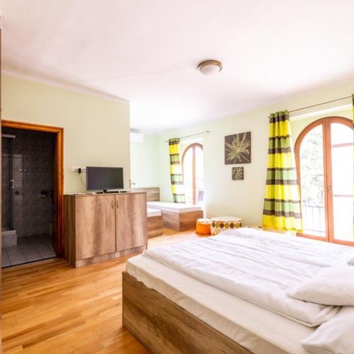 Camera cvadrupla familial(ă) la etaj