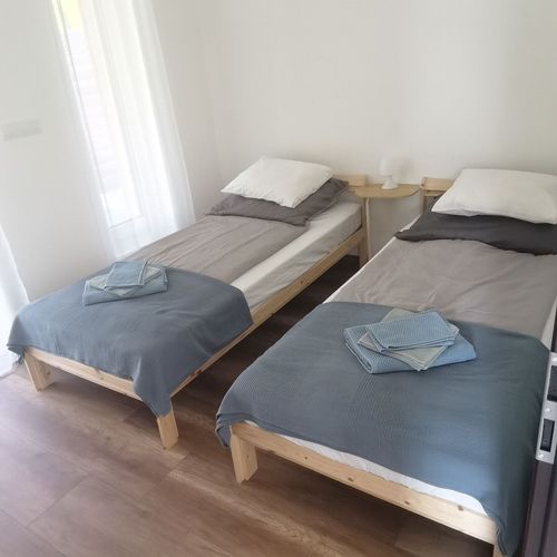Apartament întreaga unitate cu aer condiționat pentru 4 pers. (se inchirieaza doar integral) (se poate solicita pat suplimentar)