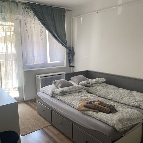 Apartament la parter cu balcon pentru 4 pers. (se inchirieaza doar integral)