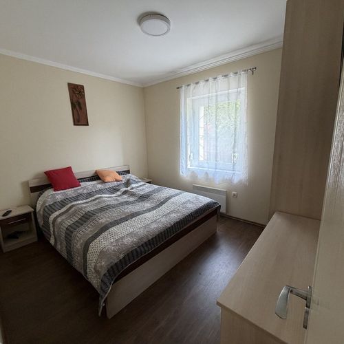 Întreaga unitate la parter barrierfree pentru 4 pers. (se inchirieaza doar integral) (se poate solicita pat suplimentar)