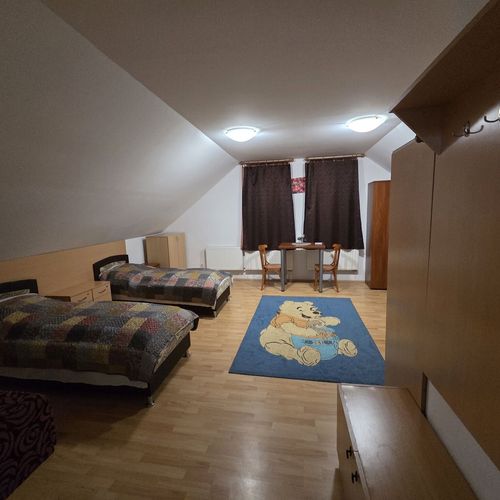 Camera familial(ă) la etaj pentru 5 pers. (se poate solicita pat suplimentar)