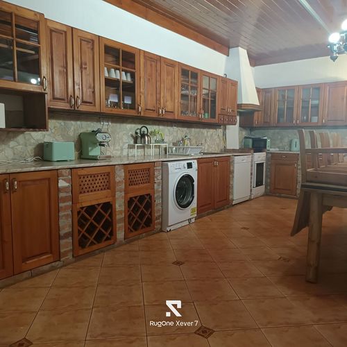 Casa rustică familial(ă) la parter pentru 12 pers. (se inchirieaza doar integral)
