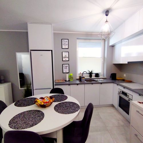 Apartament la parter cu chicinetă proprie cu 2 camere pentru 4 pers.