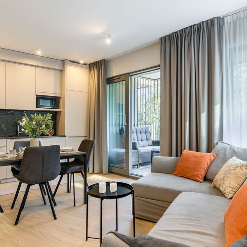 Apartament la etaj cu vedere spre mare cu 2 camere pentru 4 pers.