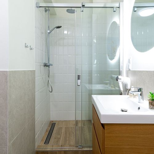 Apartament standard cu duș cu 2 camere pentru 4 pers.