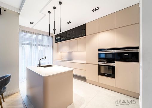 Realizacja beżowych mebli kuchennych w Warszawie