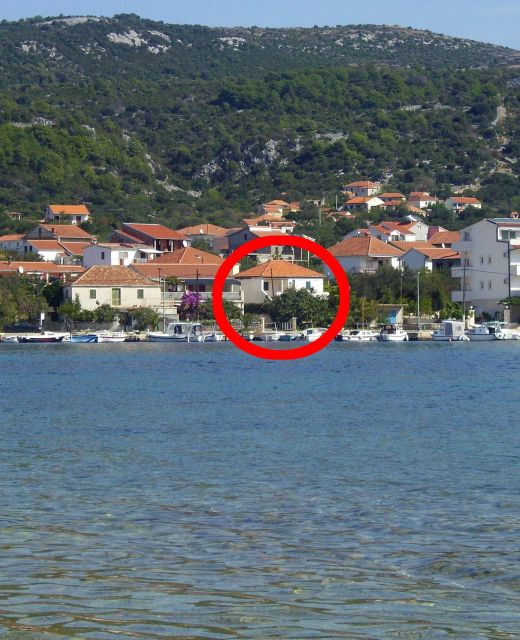 Beachfront House With Hot TubVinišće, Trogir - 14704 Vinišće