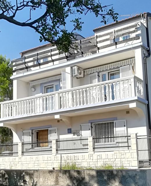 Apartments With Parking Space Novi Vinodolski - 15292