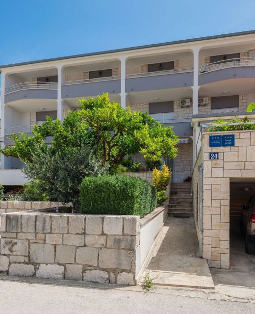Apartments and Rooms Denis Duce
