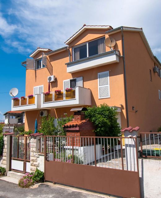 Apartments Čaće Brodarica