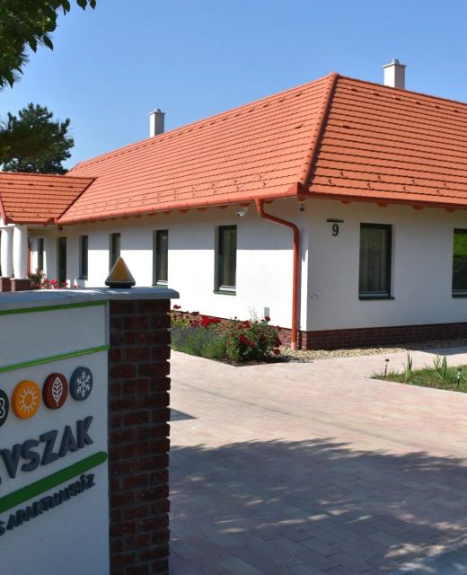 Varsás Négy Évszak Apartmanház Gyenesdiás