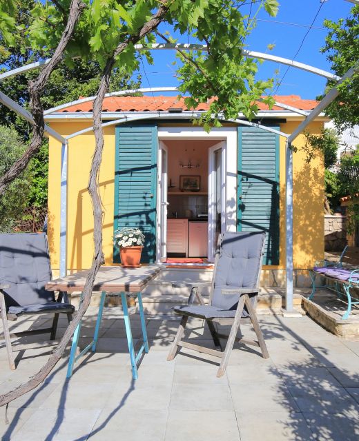 Apartments With Parking Space Splitska, Brač - 17023 Splitska
