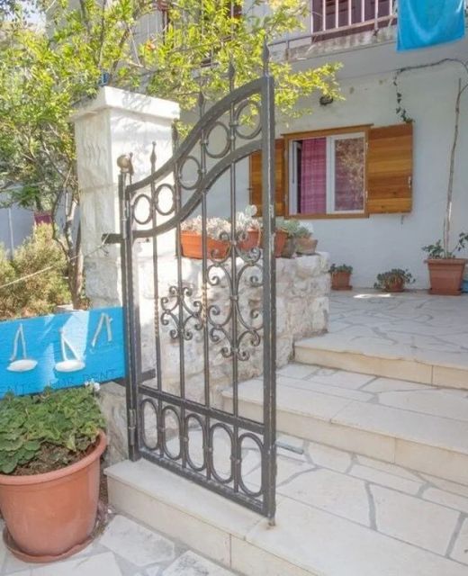 Robinson House Erina Zaraće